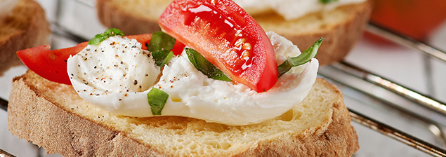 Crostinis de albahaca, tomate y queso