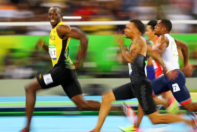 2016 Rio Olympics - Athletics - Semifinal - Men's 100m Semifinals - Olympic Stadium - Rio de Janeiro, Brazil - 14/08/2016. Usain Bolt (JAM) of Jamaica looks at Andre De Grasse (CAN) of Canada as they compete. REUTERS/Kai Pfaffenbach TPX IMAGES OF THE DAY FOR EDITORIAL USE ONLY. NOT FOR SALE FOR MARKETING OR ADVERTISING CAMPAIGNS.