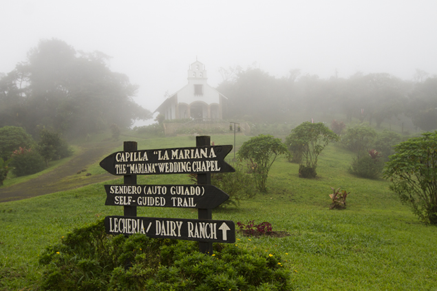 capilla-fachada-niebla