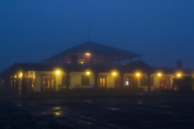 fachada-hotel-noche